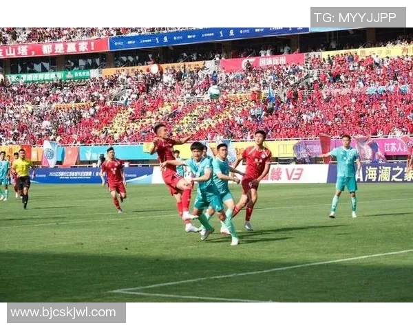 球星化装踢足球趣味比赛引爆全场观众热情欢笑不断